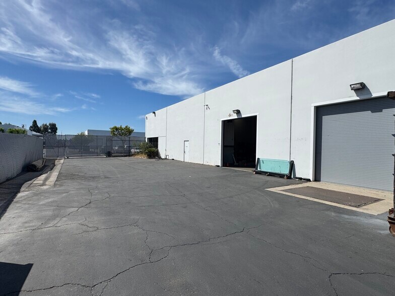 More Photos Of 1341-1343 N Blue Gum St, Anaheim Manufacturing For Lease