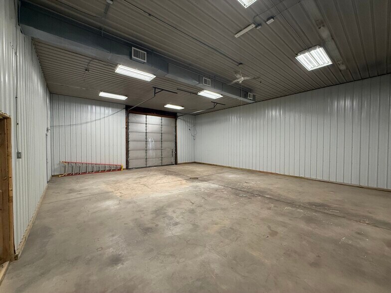 More Photos Of 811 Kim Dr, Mason Warehouse For Lease