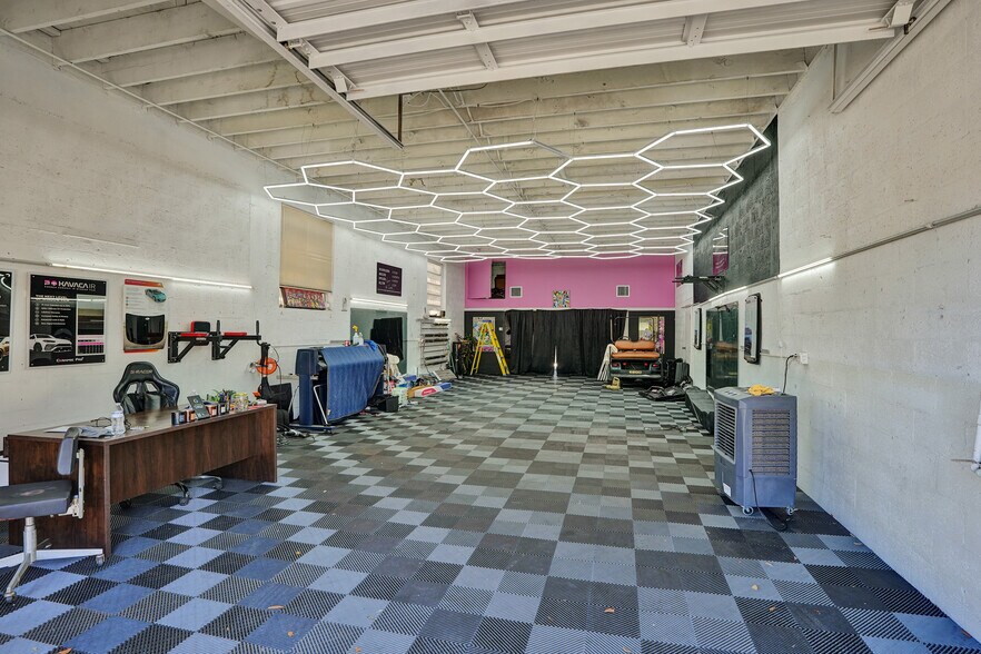 More Photos Of 828 NW 1st St, Fort Lauderdale Service For Sale