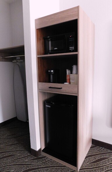 More Photos Of 1823 W Reynolds St, Pontiac Hotel For Sale