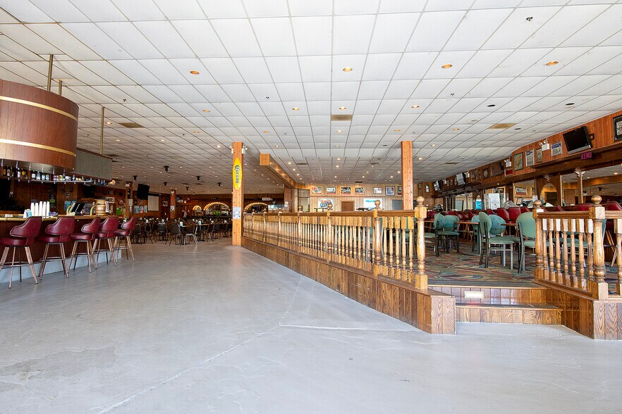 More Photos Of 324 Delaware St, Put In Bay Restaurant For Sale