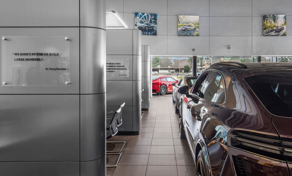 More Photos Of 5385 N I 55 St, Jackson Auto Dealership For Sale