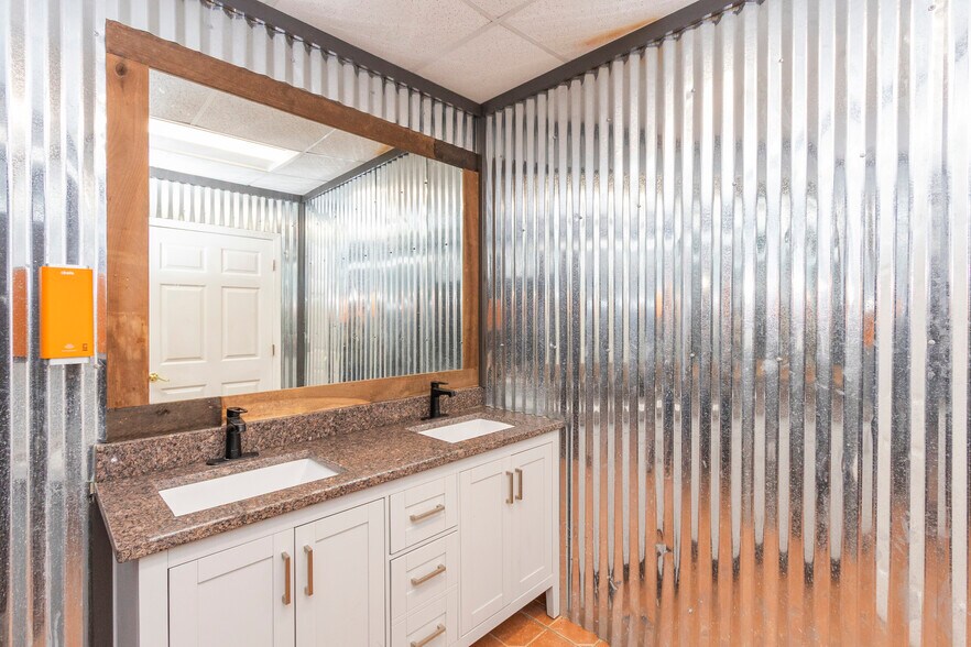 More Photos Of 1704-1710 W Main St, Central Restaurant For Lease