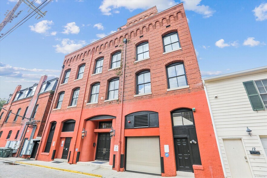 More Photos Of 2 E Perry Ln, Savannah Storefront For Sale