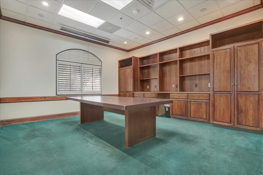 More Photos Of 901 E 66th St, Lubbock Manufacturing For Sale