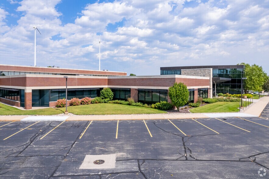 More Photos Of 1451 McMahon Dr, Neenah Office For Sale