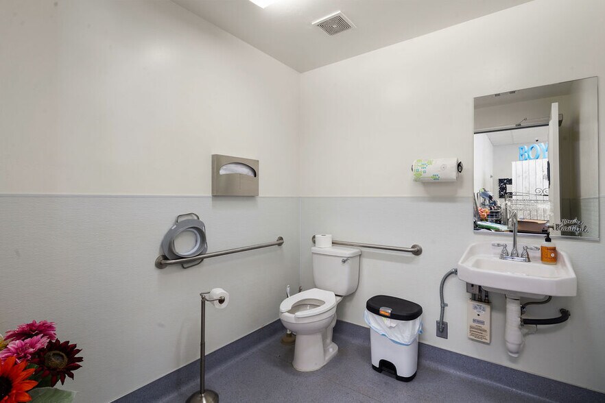 More Photos Of 3995 Calloway Dr, Bakersfield Unknown For Lease