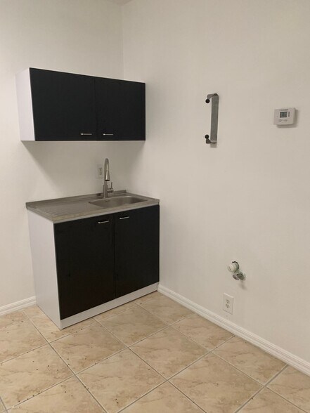 More Photos Of 14928 Casey Rd, Tampa Office For Lease