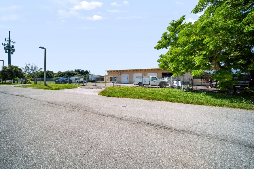 More Photos Of 2422 N Military Trl, West Palm Beach Warehouse For Sale