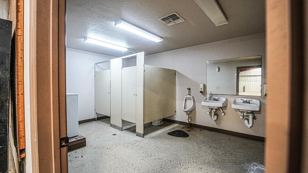 More Photos Of 5500 SW Moody St, Victoria Manufacturing For Sale