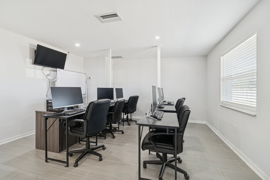 More Photos Of 6751 118th Ave, Largo Truck Terminal For Lease