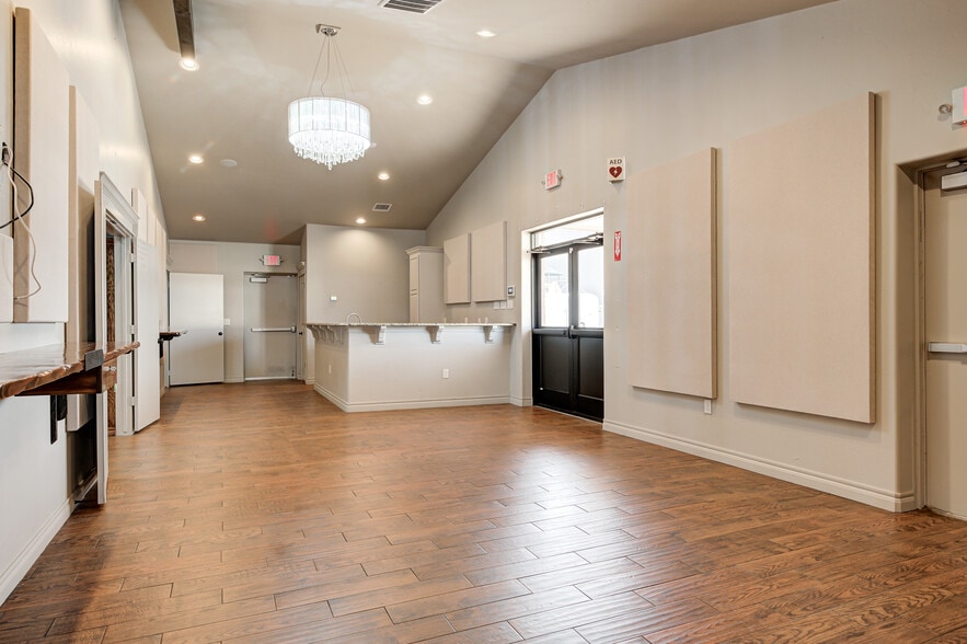 More Photos Of 450 E Main St, Yukon Religious Facility For Sale