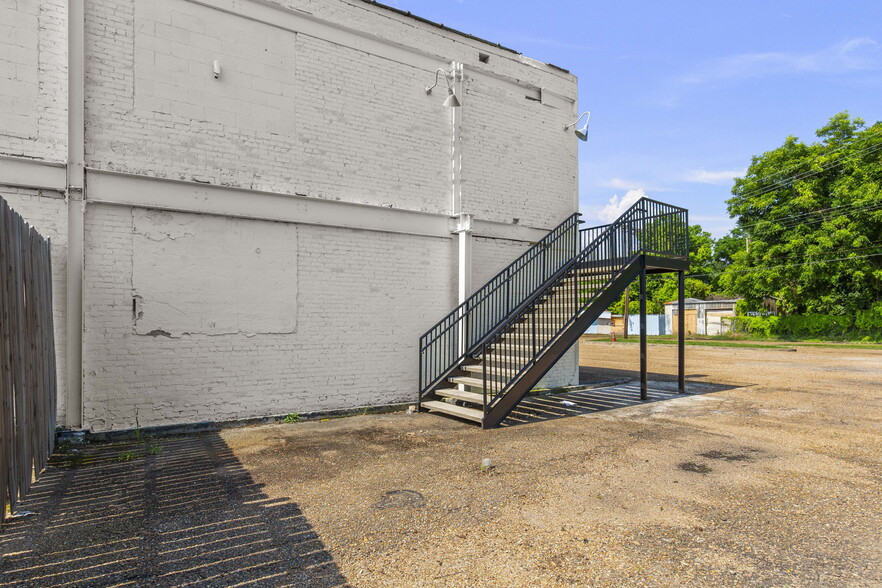 More Photos Of 110 E South St, Jackson Bar For Sale