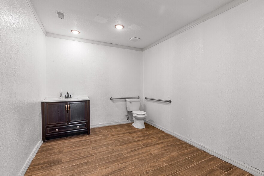 More Photos Of 918 S Adelle Ave, Deland Restaurant For Sale