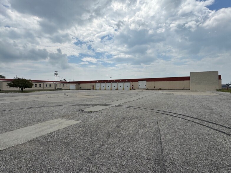 Primary Photo Of 1535 Fieldhouse Ave, Elkhart Distribution For Lease
