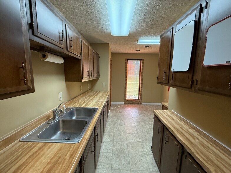 More Photos Of 508 Scarboro Ln, Oak Ridge Office For Sale