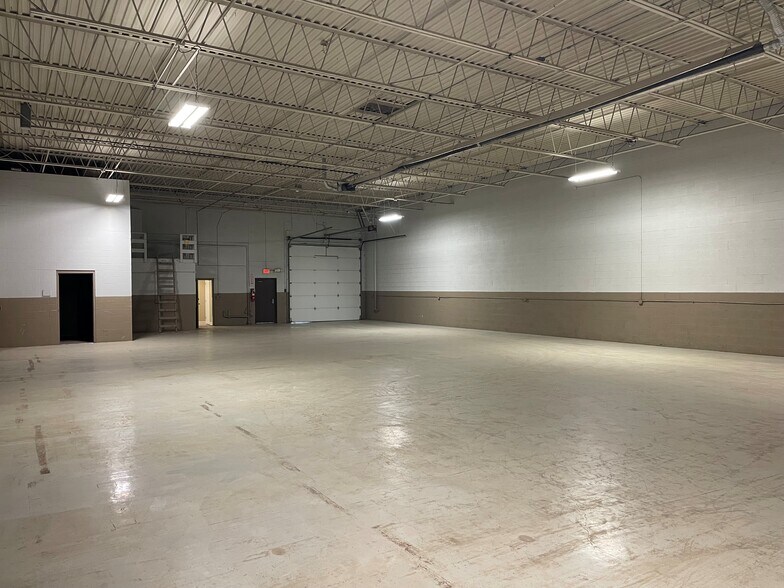 More Photos Of 17560-17600 Helro Dr, Fraser Warehouse For Lease