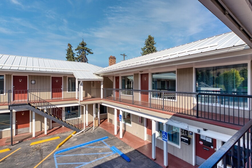 More Photos Of 615 S Main St, Colfax Hotel For Sale