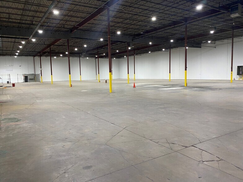 More Photos Of 8330 Endicott Ln, Dallas Warehouse For Lease