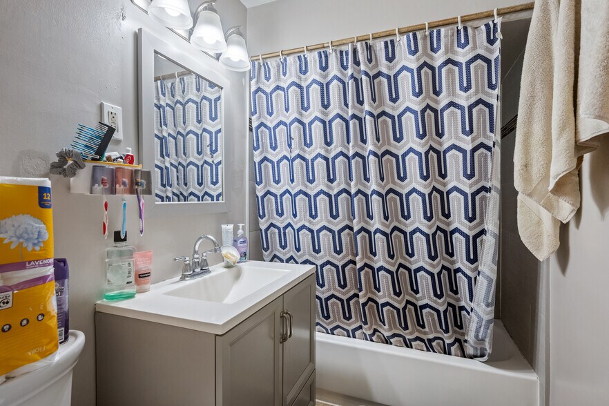 More Photos Of 409 S Maple Ave, Oak Park Apartments For Sale