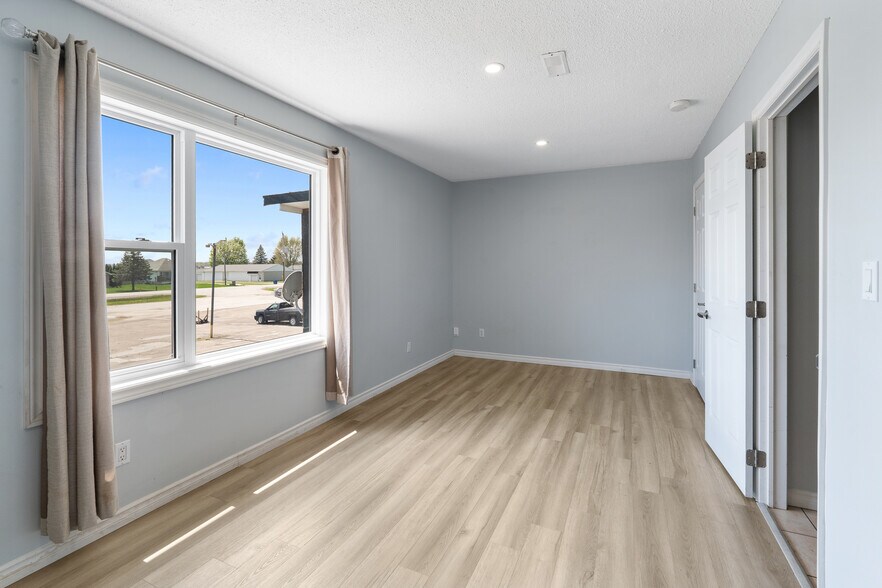 More Photos Of 2024 Dufferin Av, Wallaceburg Apartments For Sale