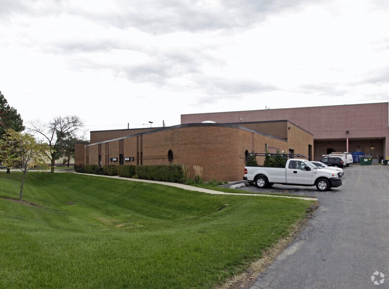 More Photos Of 2900 Downers Dr, Downers Grove Warehouse For Lease