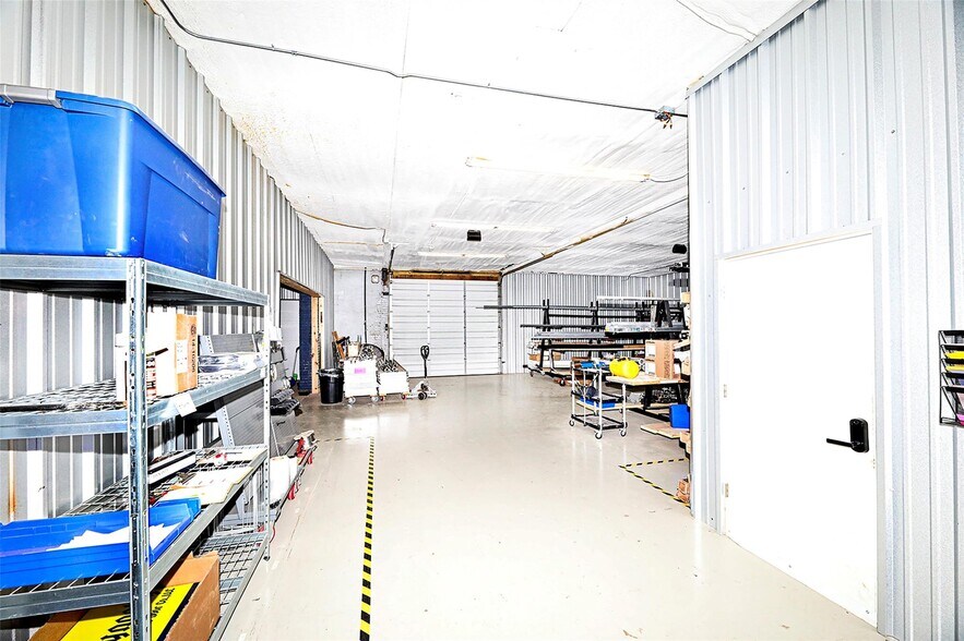 More Photos Of 406 W Wise St, Bowie Industrial For Sale