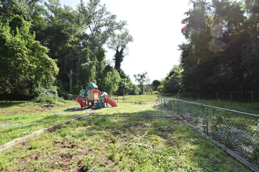 More Photos Of 194 House St, Glastonbury Daycare Center For Sale