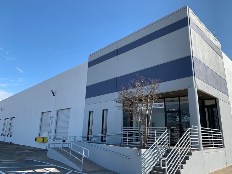 More Photos Of 2901 Suffolk Dr, Fort Worth Warehouse For Lease