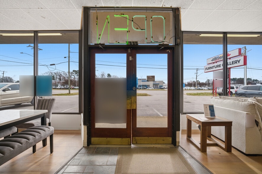 More Photos Of 6542 E Virginia Beach Blvd, Norfolk Freestanding For Lease