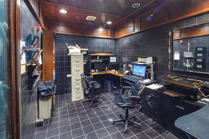 More Photos Of 702 Mall Blvd, Brunswick Supermarket For Sale