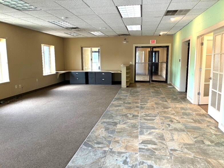 More Photos Of 1249 Lehigh Station Rd, Henrietta Warehouse For Lease