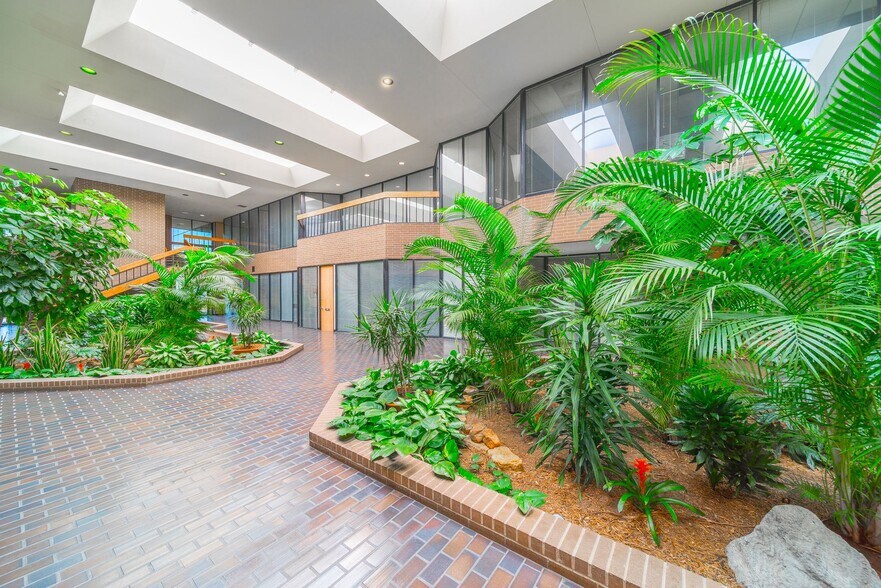 More Photos Of 1880 S Dairy Ashford Rd, Houston Office Residential For Lease