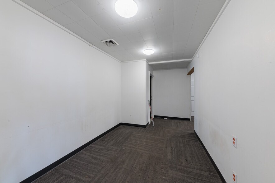 More Photos Of 422 E Main St, Kingwood Storefront For Lease