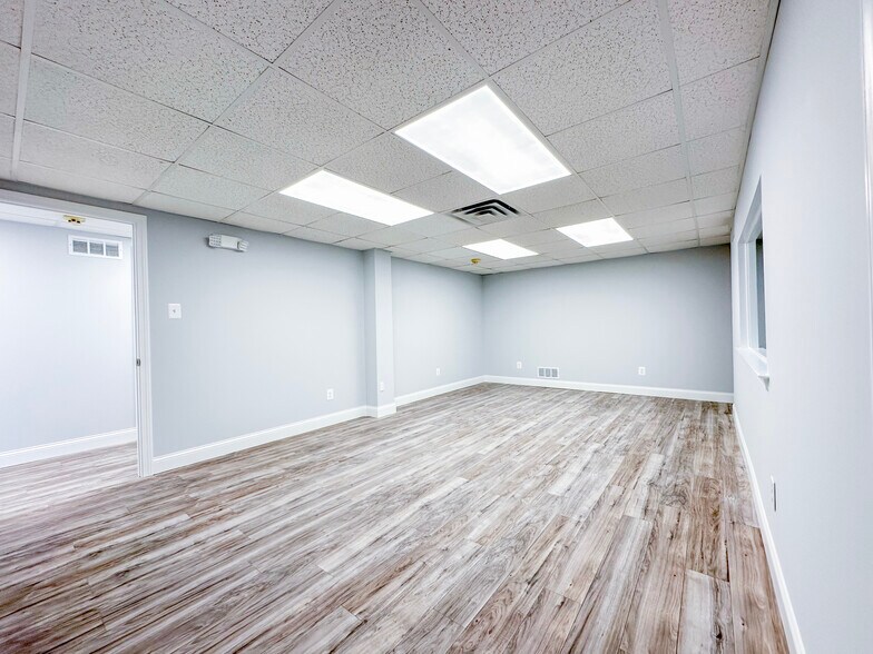 More Photos Of 406 E Pennsylvania Blvd, Feasterville Trevose Light Distribution For Lease