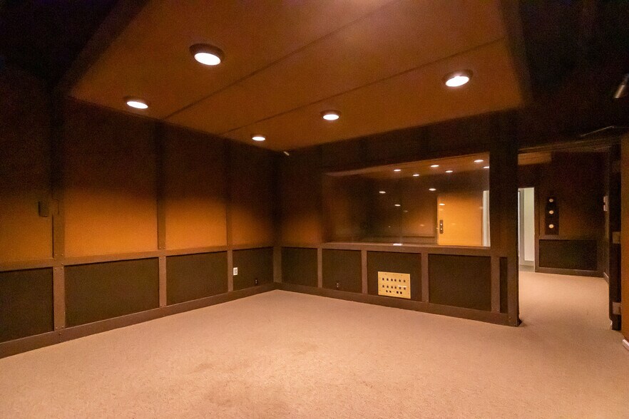 More Photos Of 6900 Melrose Ave, Los Angeles General Retail For Lease