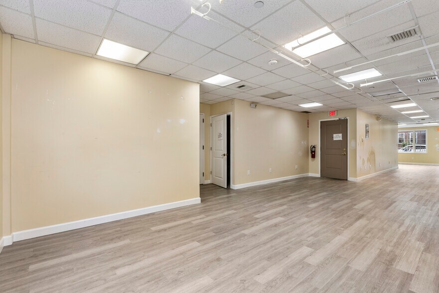 More Photos Of 2717 Crescent St, Astoria Medical For Lease