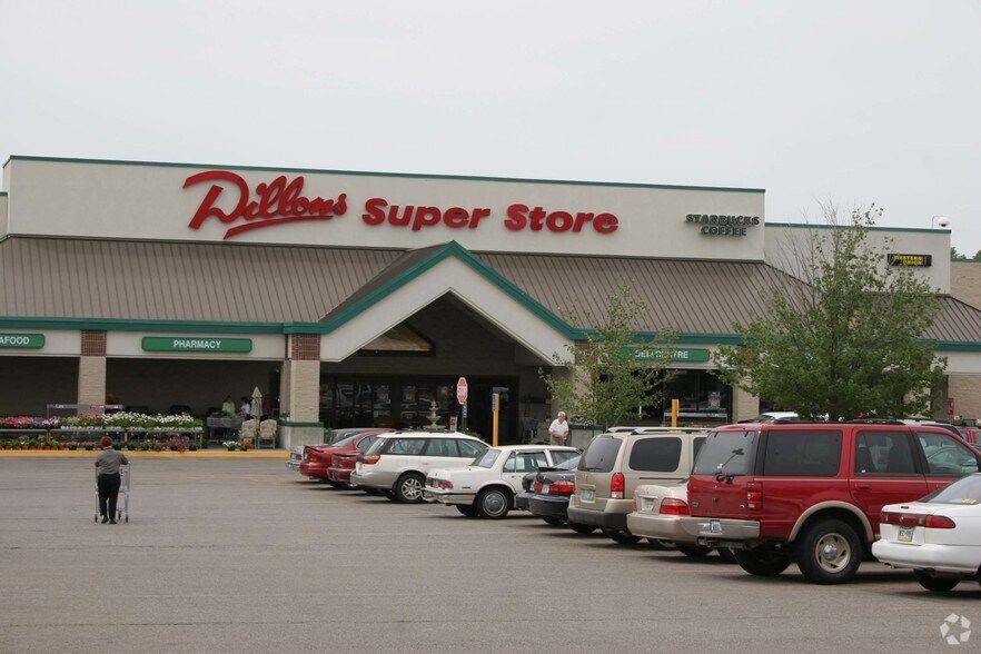 More Photos Of 7707 E Central Ave, Wichita Supermarket For Lease