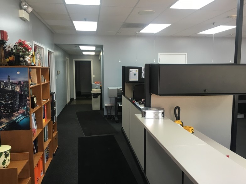 More Photos Of 1001 Entry Dr, Bensenville Warehouse For Lease