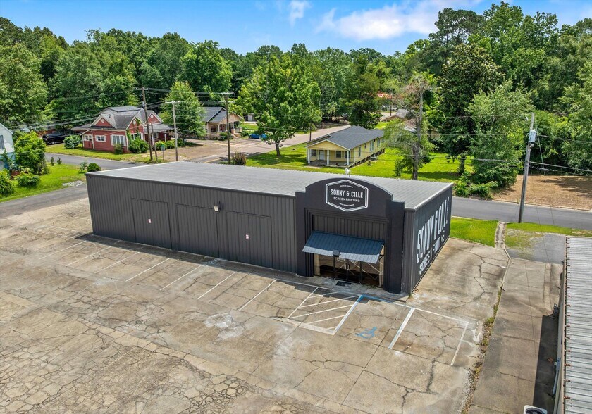 More Photos Of 1502 W 7th St, Laurel Showroom For Sale