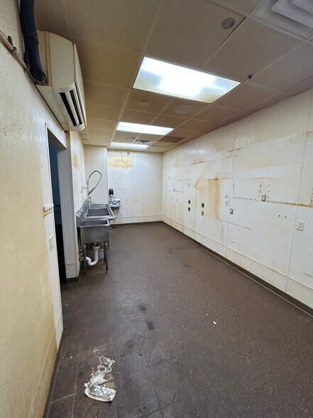 More Photos Of 424 W Main St, Cambridge Service Station For Sale