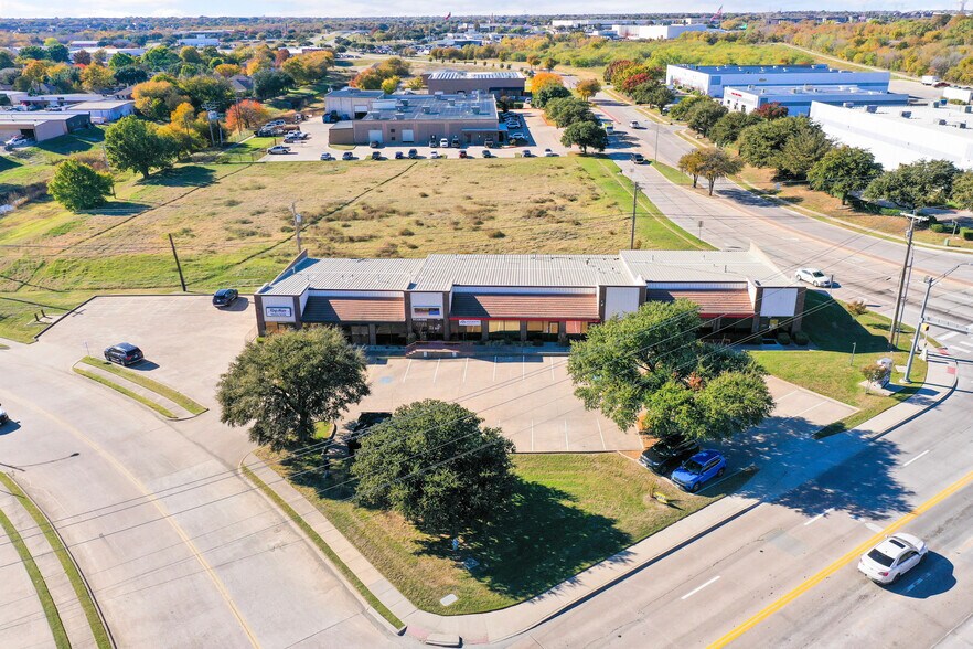 More Photos Of 915-921 N Mill St, Lewisville Office For Sale