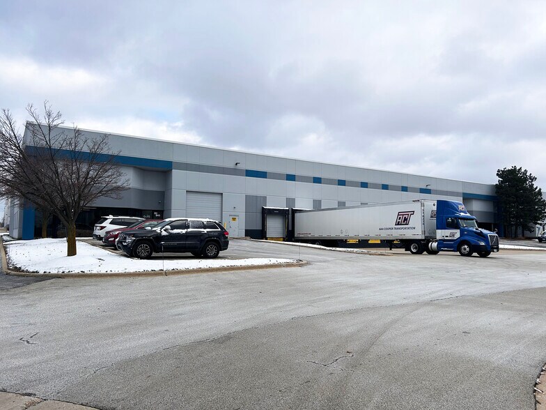 More Photos Of 815-845 Carol Ct, Carol Stream Warehouse For Lease