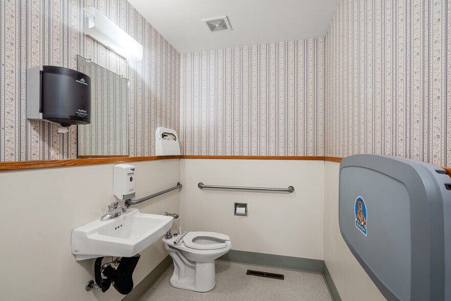 More Photos Of 125 NE Manzanita Ave, Grants Pass Medical For Sale