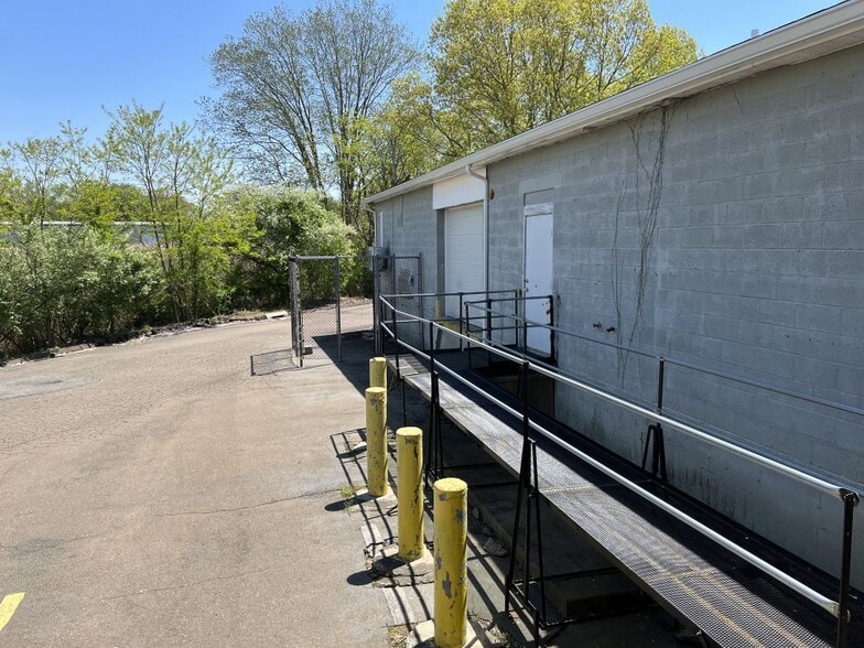 More Photos Of 393 Soundview Rd, Guilford Warehouse For Lease