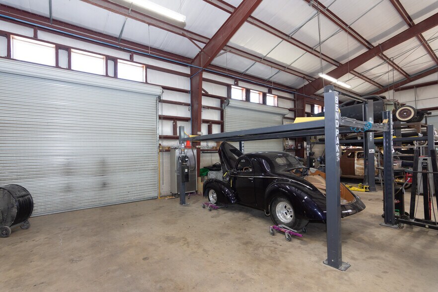 More Photos Of 1131 S Loop 4, Buda Warehouse For Lease