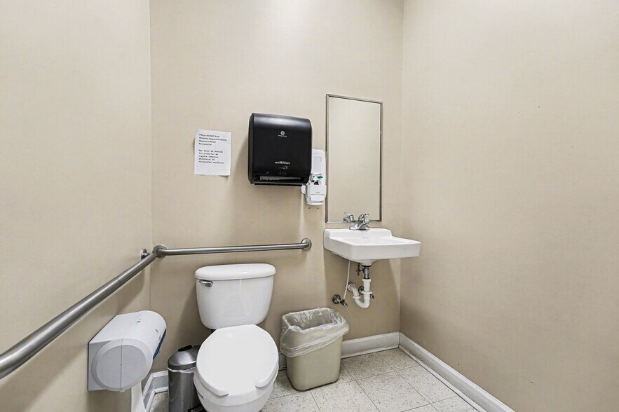 More Photos Of 208 W Salisbury St, Asheboro Medical For Lease