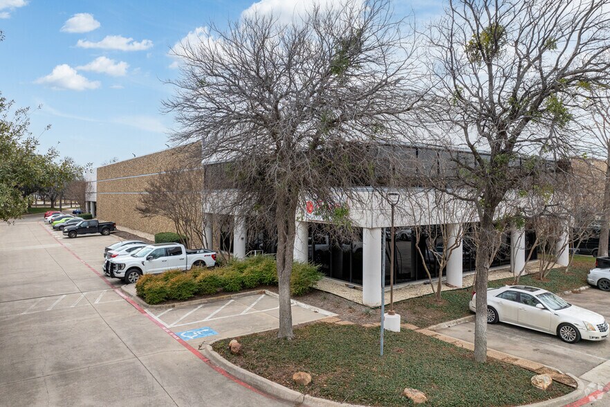 More Photos Of 13755 Diplomat Dr, Farmers Branch Warehouse For Lease