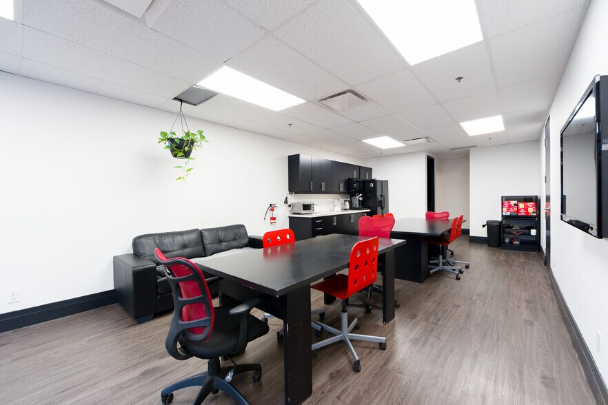 More Photos Of 7015 Tranmere Dr, Mississauga Warehouse For Sale