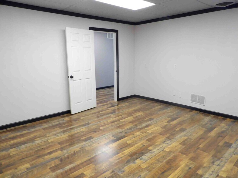 More Photos Of 400 E Jack Choate Ave, Hennessey Office For Sale